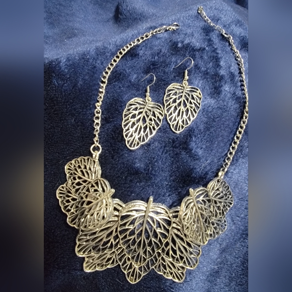 Silvertone necklace and earring set